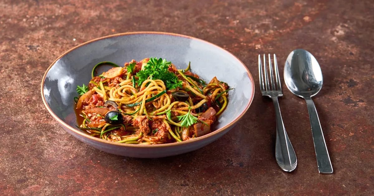 Courgetti puttanesca met tonijn