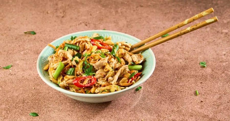 Aziatische salade met malse kip