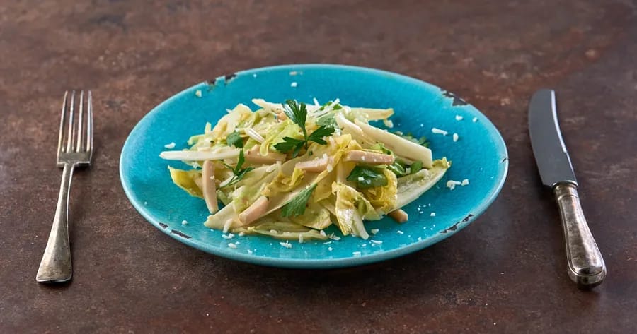 Ceasar salade met witlof en gerookte kip