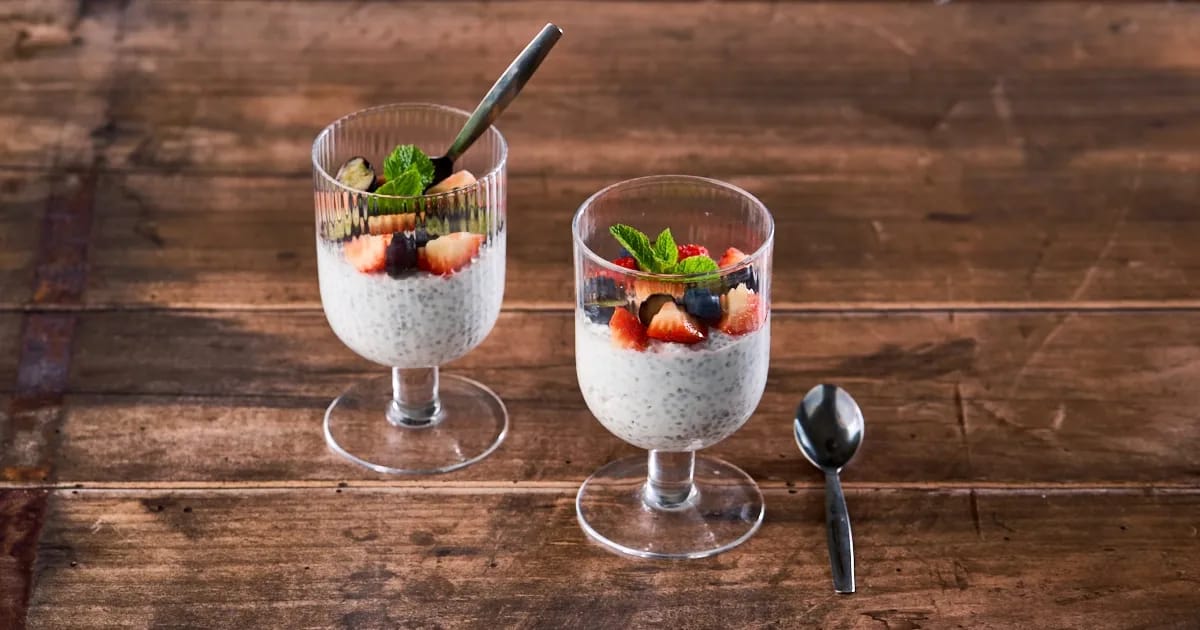 Chiapudding met aardbeien en bosbessen