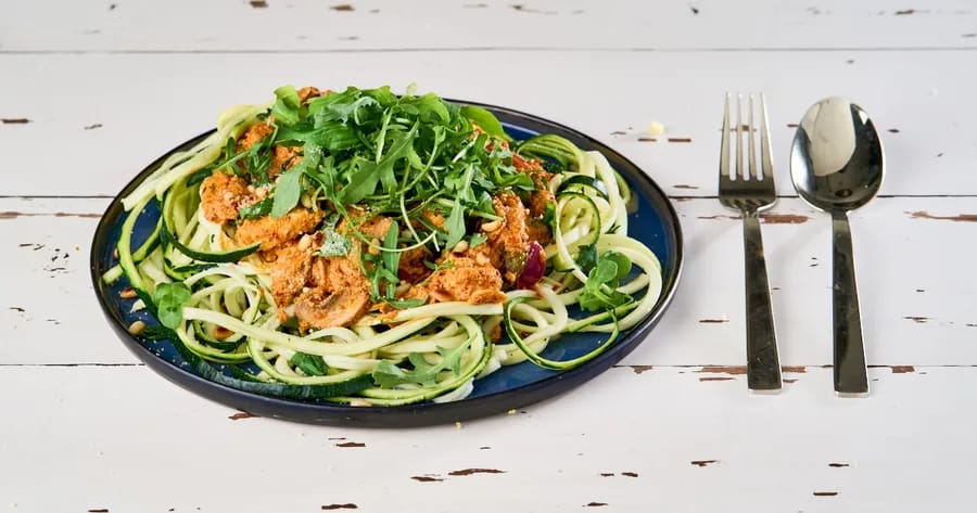 Courgetti met kip, groene asperges, ricotta‑rode pestosaus