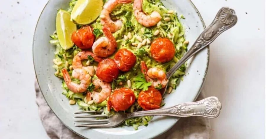 Courgetti met avocadopesto, gepofte tomaatjes en garnalen (2