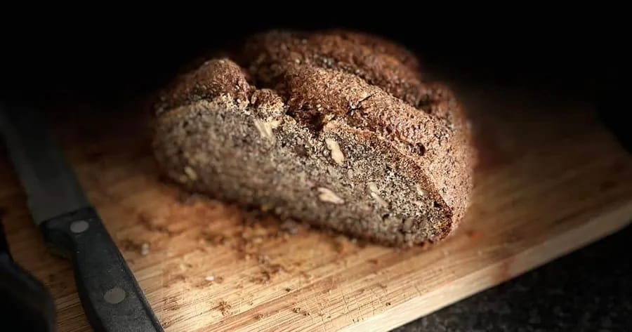 Donkerbruin keto brood