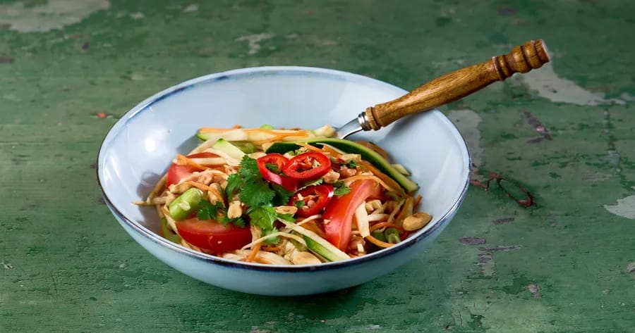 Fris-pittige Thaise salade met garnalen en pinda's