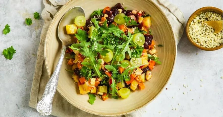 Frisse salade met rode biet en druiven