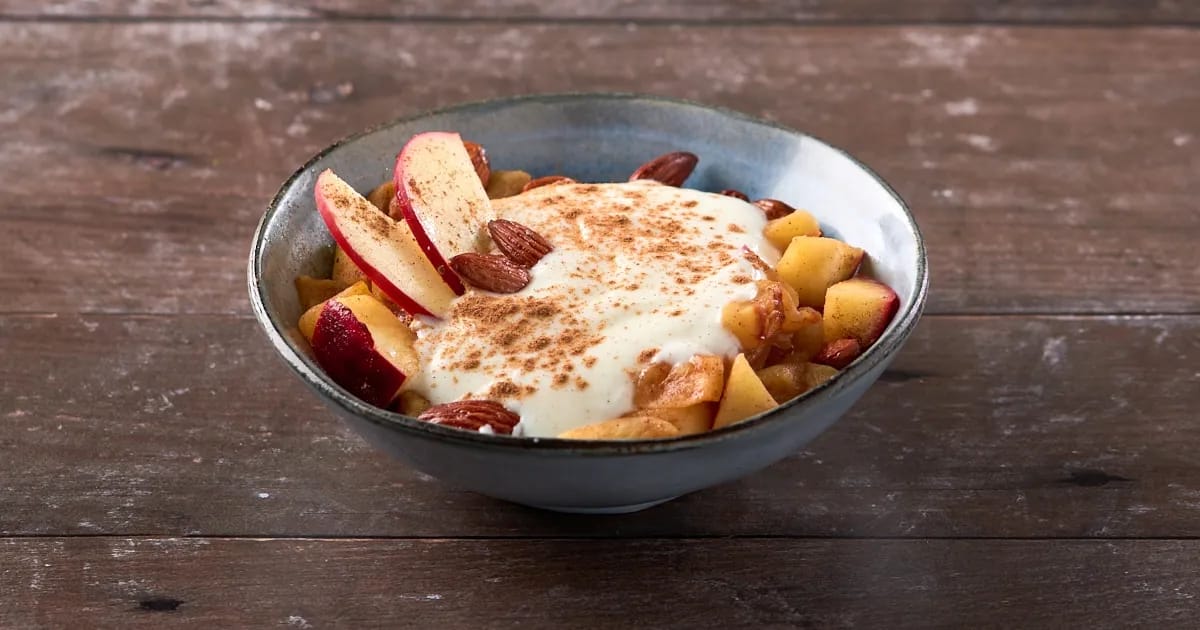 Gebakken appeltjes met Griekse yoghurt en amandelen