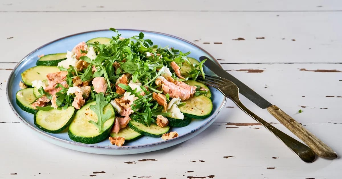 Gegrilde zalm met courgette, gorgonzola en walnoten