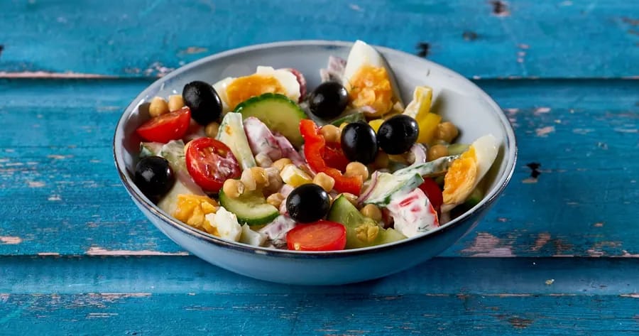 Gemengde salade met kikkererwten en ei