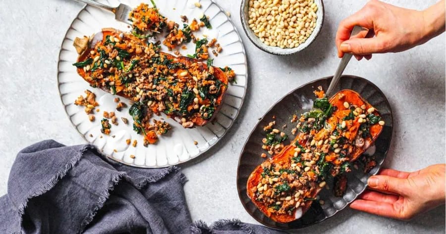 Gevulde flespompoen met zalm, spinazie en kastanjechampignons