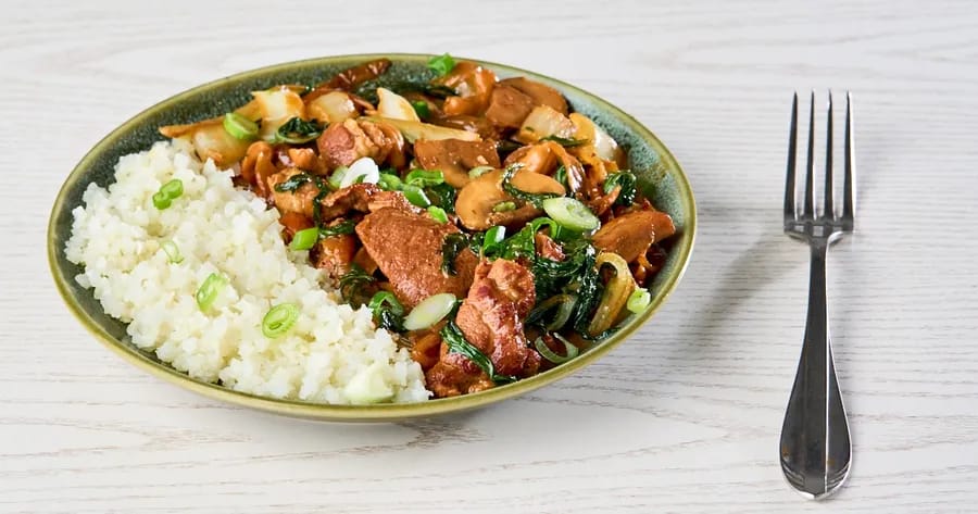 Gewokte varkensreepjes met paksoi en bloemkoolrijst