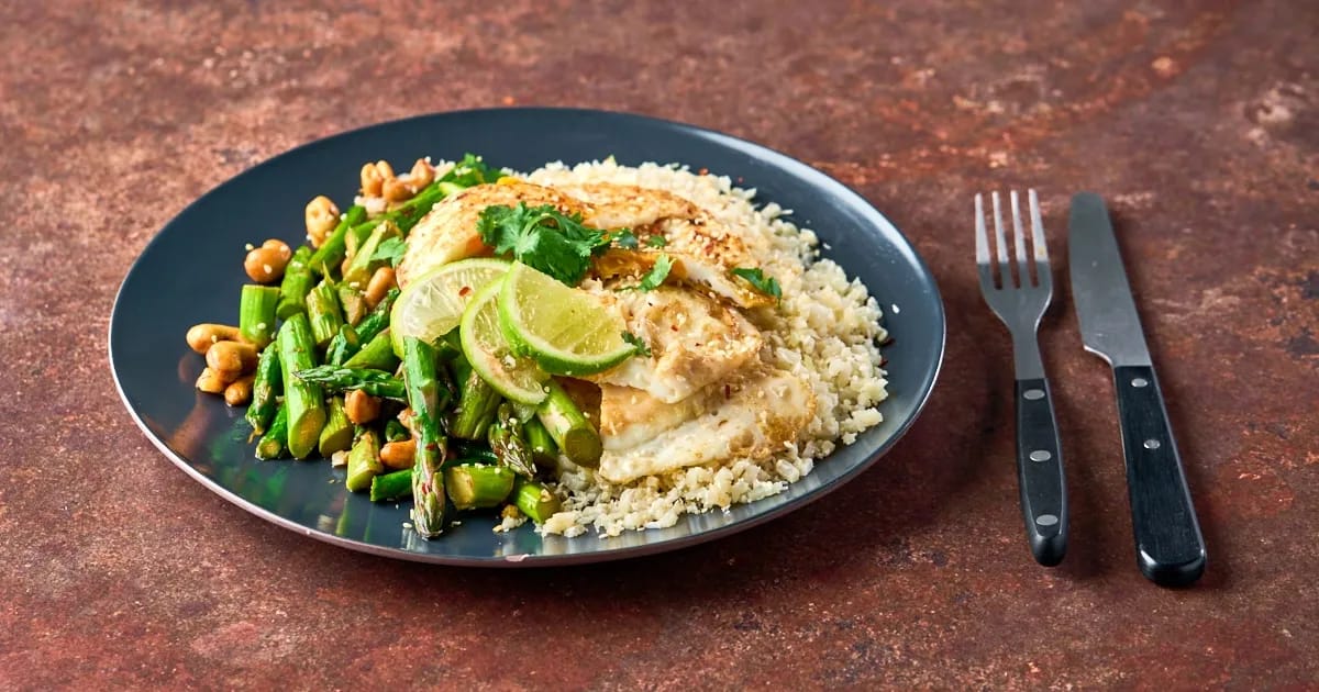 Groene asperges met cashewnoten en kokos-bloemkoolrijst