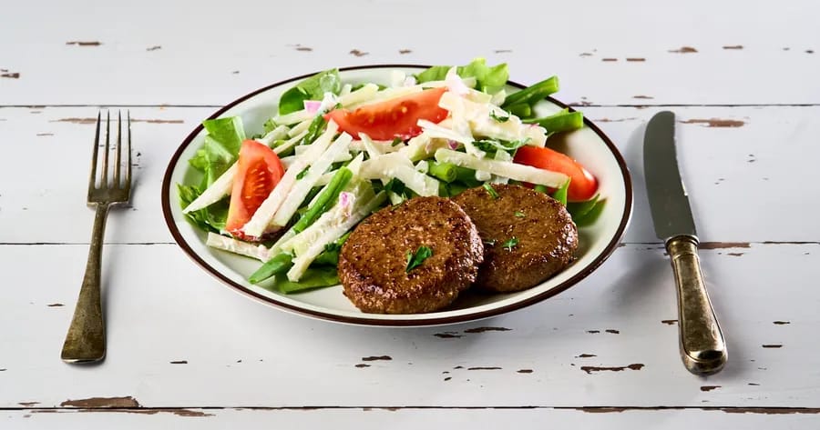 Hamburger met raapjessalade