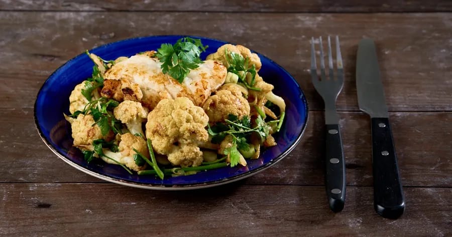 Kabeljauw met een frisse salade van gebakken bloemkool