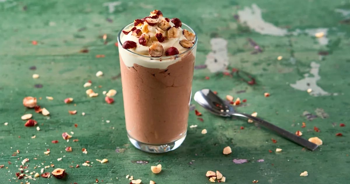 Keto chocolademousse van avocado met hazelnootcrunch