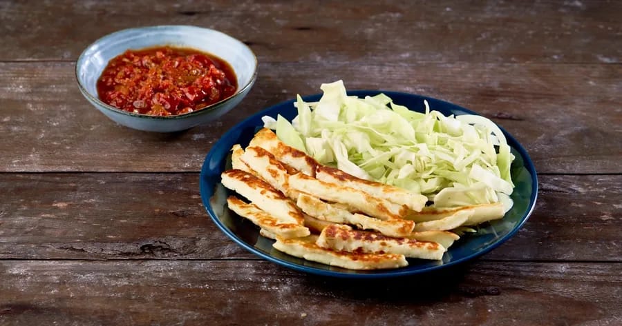 Keto halloumi-friet met tomatendip en koolsla