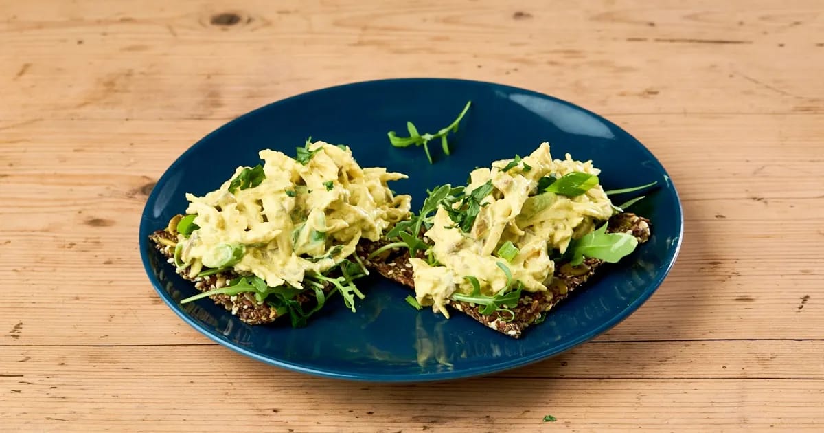Keto kipkerriesalade met lijnzaadcrackers