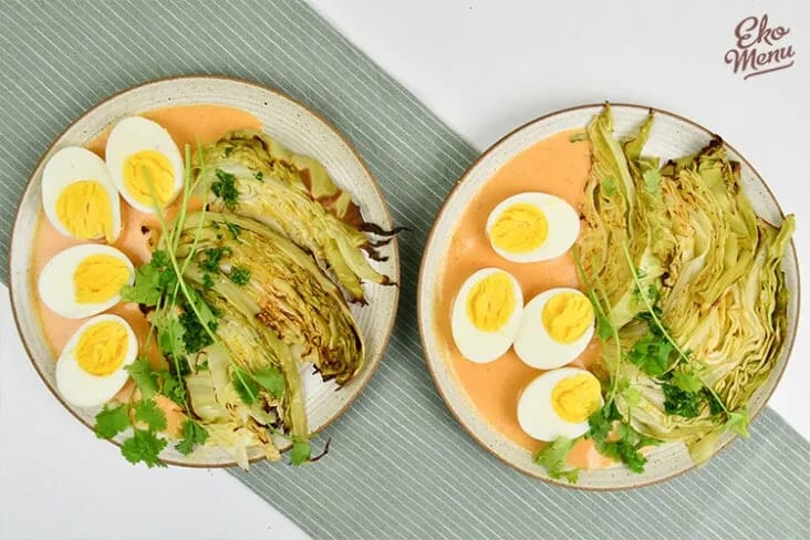 Eieren met rode currysaus en gegrilde spitskool