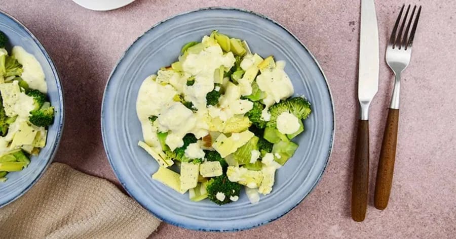 Keto pasta met groenten en romige kaassaus