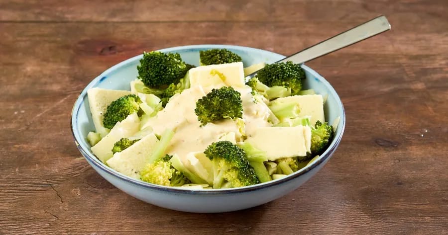 Keto pasta met groenten en romige kaassaus