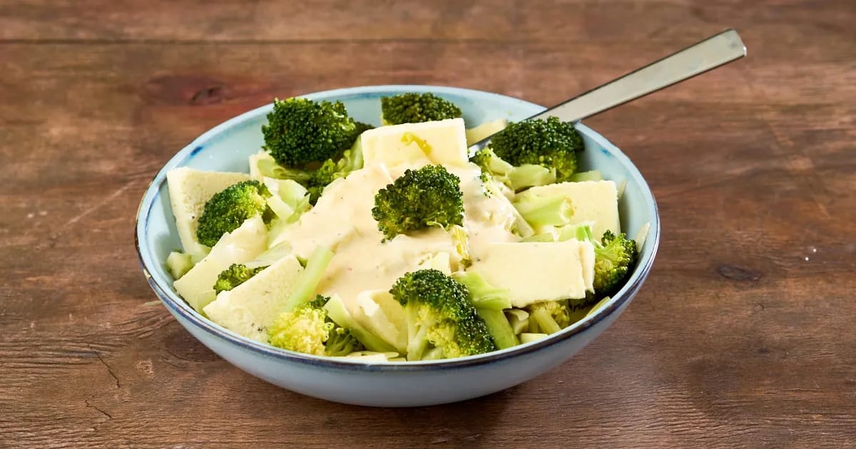 Keto pasta met groenten en romige kaassaus