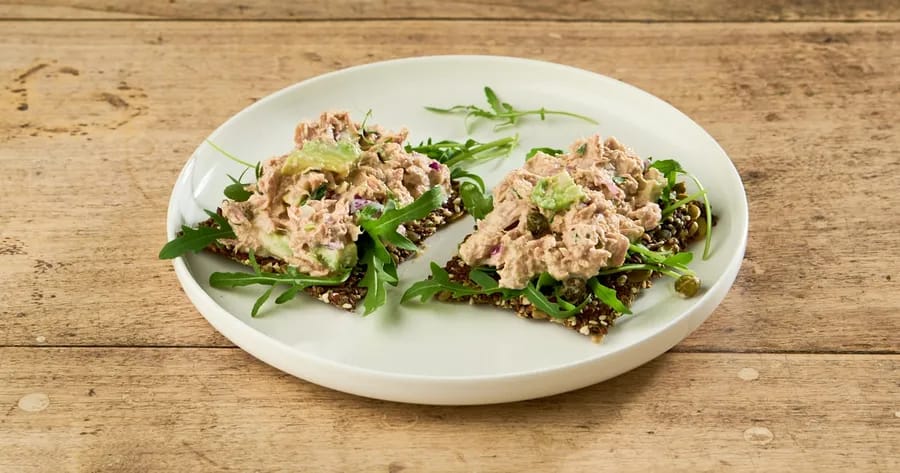 Keto tonijnsalade met lijnzaadcrackers