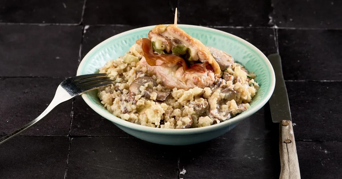 Kip met salie en parmaham met keto paddenstoelen-risotto