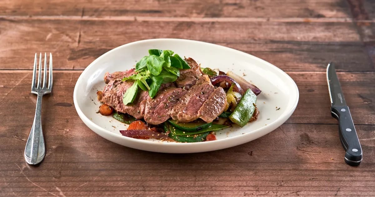 Lamsbiefstukjes met roergebakken zomergroenten