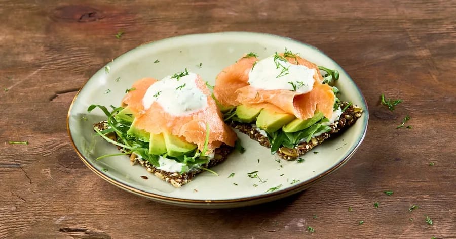 Lijnzaadcrackers met avocado, gerookte zalm en dilleroom