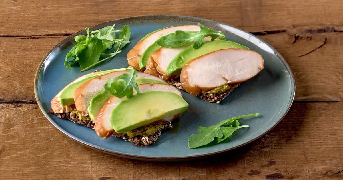 Lijnzaadcrackers met avocado, gerookte kip en pesto