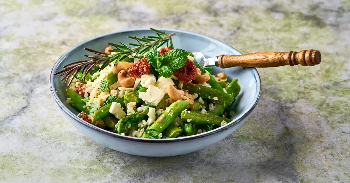 Maaltijdsalade met groene asperges, feta en cashewnoten