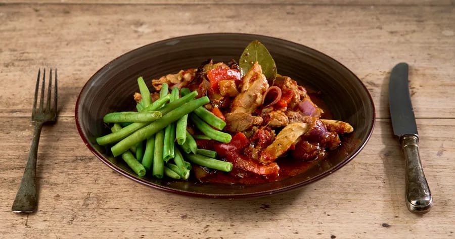 Mediterrane kipschotel met gestoofde sperziebonen