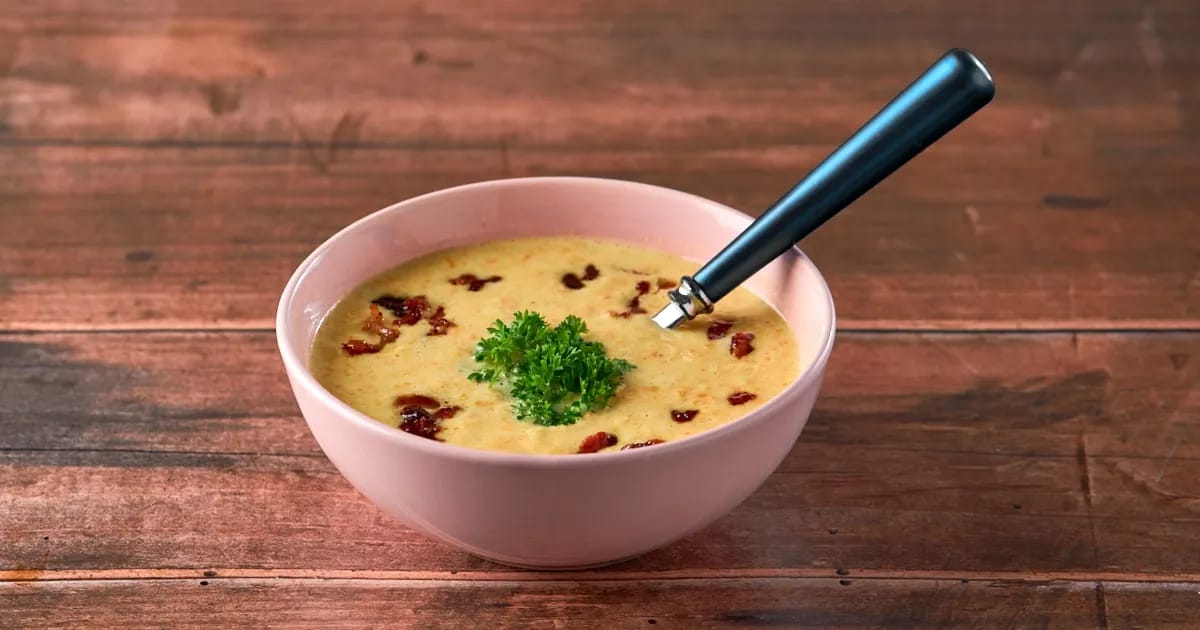 Mosterd-groentesoep met spekjes en peterselie