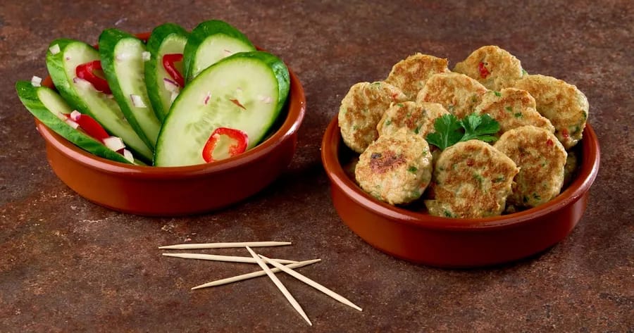 Pittige kipkoekjes met zoetzure komkommersalade