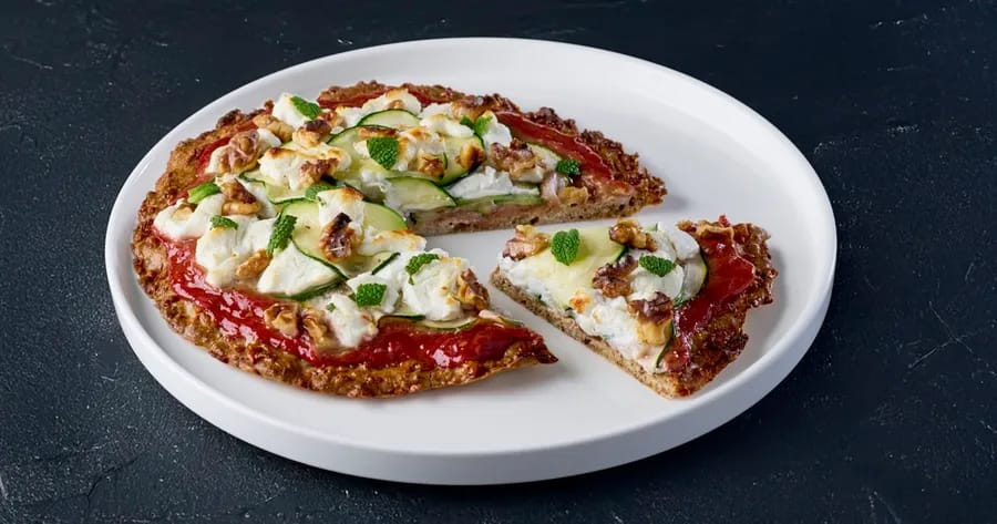 Pizza met kruidige rabarbercompote, walnoten en geitenkaas