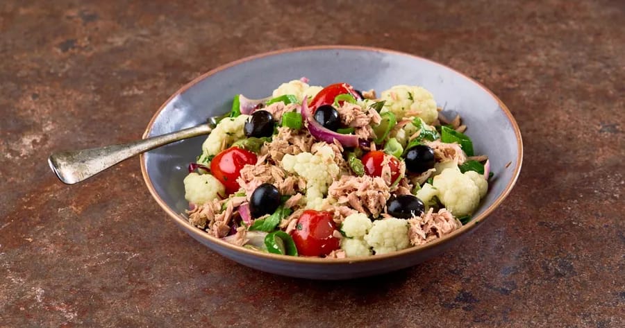 Salade met bloemkool, gegrilde groenten en tonijn
