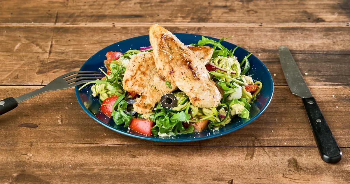 Salade met courgette, mozzarella, gegrilde kip en pesto