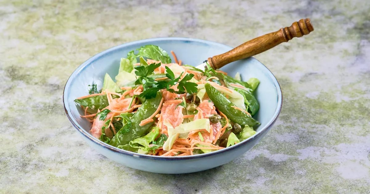 Salade met peultjes, gerookte zalm en mieriksworteldressing