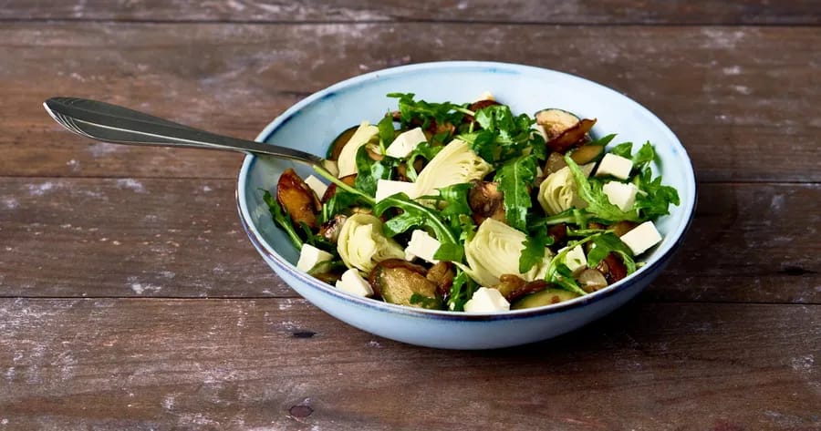 Salade van gebakken courgette, artisjokharten en feta