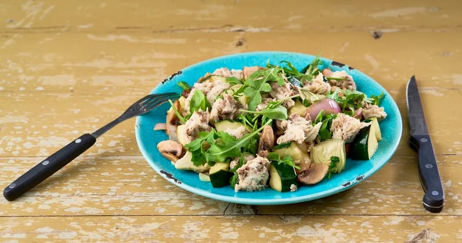 Salade van gegrilde courgette, artisjokharten en gestoomde makreel