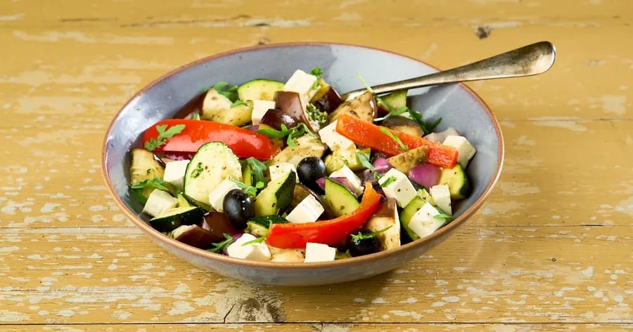 Salade van gegrilde groenten met feta en pesto