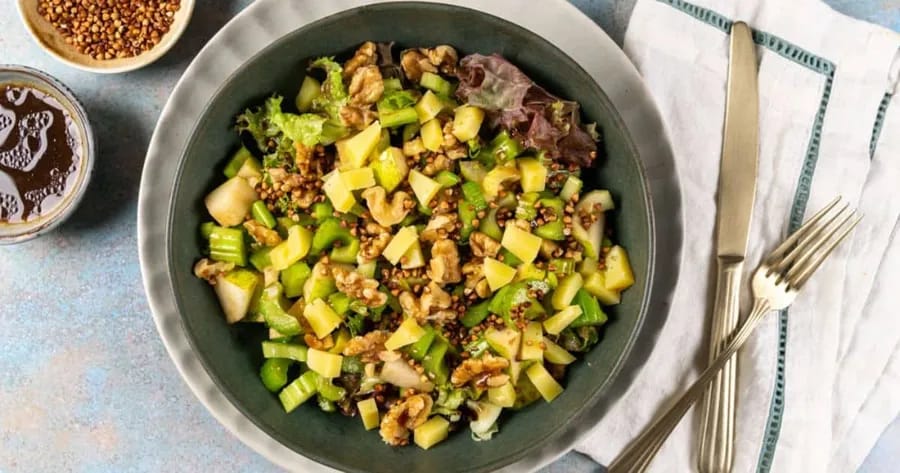 Selderijsalade met peer, blauwe kaas en ei