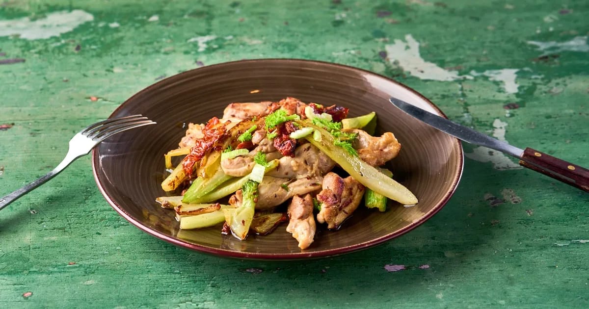 Snelle kip met venkel en zongedroogde tomaten
