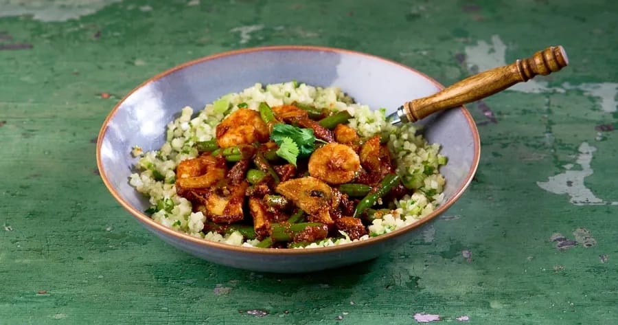 Spicy garnalencurry met boontjes en bloemkoolrijst
