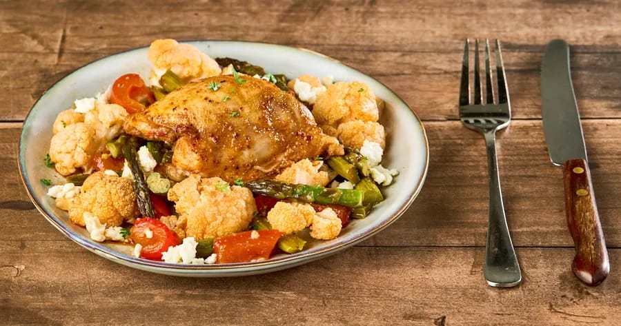 Spicy ovengebakken kipdijfilet met lente-groenten