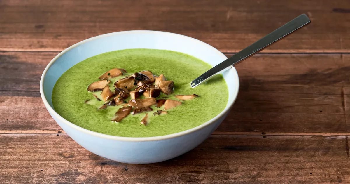 Spinaziesoep met roomkaas en champignons