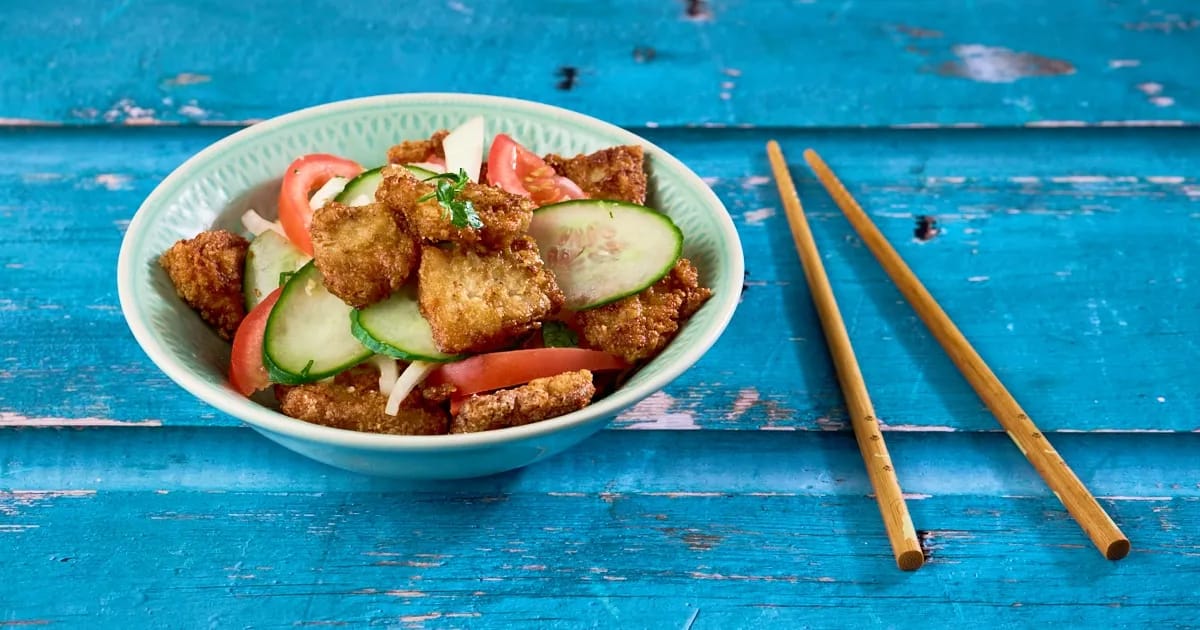 Thaise salade met krokant spek, komkommer en tomaat