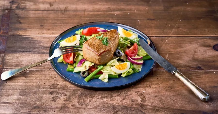 Tonijnsteak met gemengde salade en mosterddressing