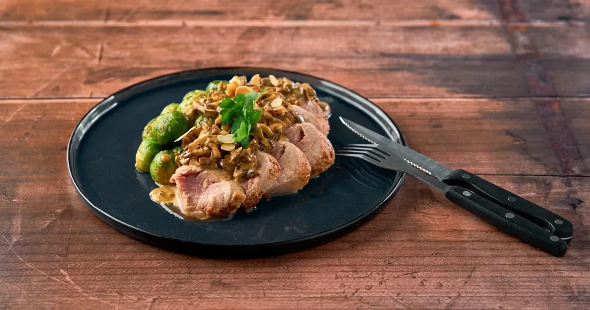 Varkenshaasje met champignonroomsaus en gestoofde spruitjes