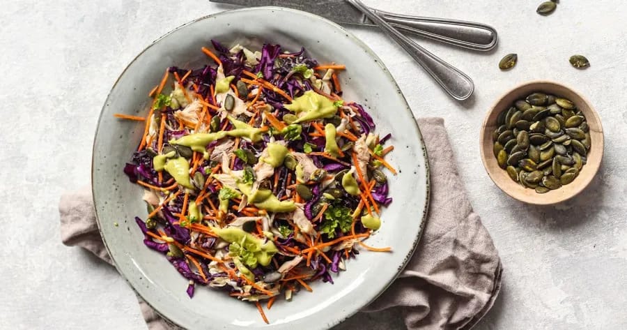 Wintersalade met twee soorten kool, makreel en avocadodressing