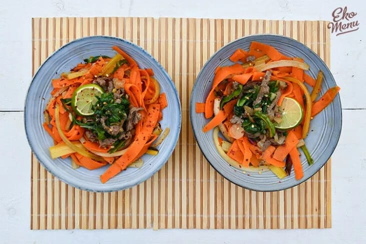 Wortelnoodles met snijbiet en kalfspoulet